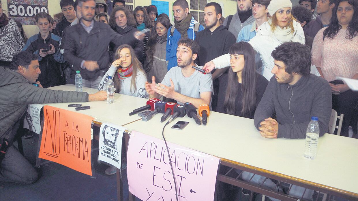 Los estudiantes dieron una conferencia de prensa en la que anunciaron la continuación de las tomas.