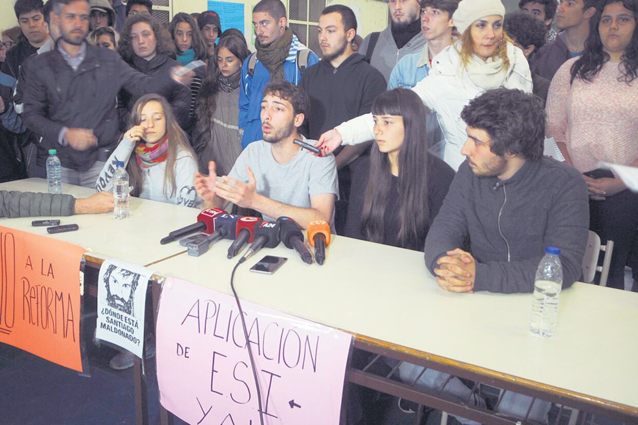 Los estudiantes dieron una conferencia de prensa en la que anunciaron la continuación de las tomas.
