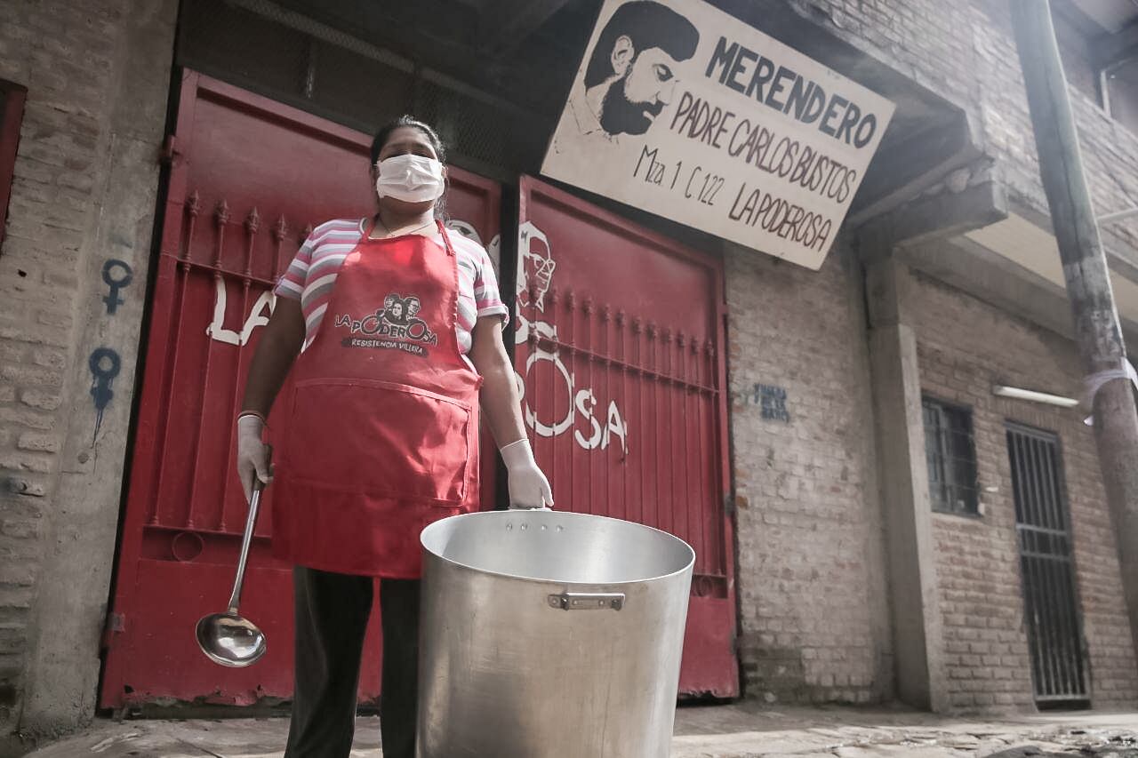 Cómo se organizan en los barrios más humildes para tratar de acatar los consejos de aislamiento y seguir comiendo.