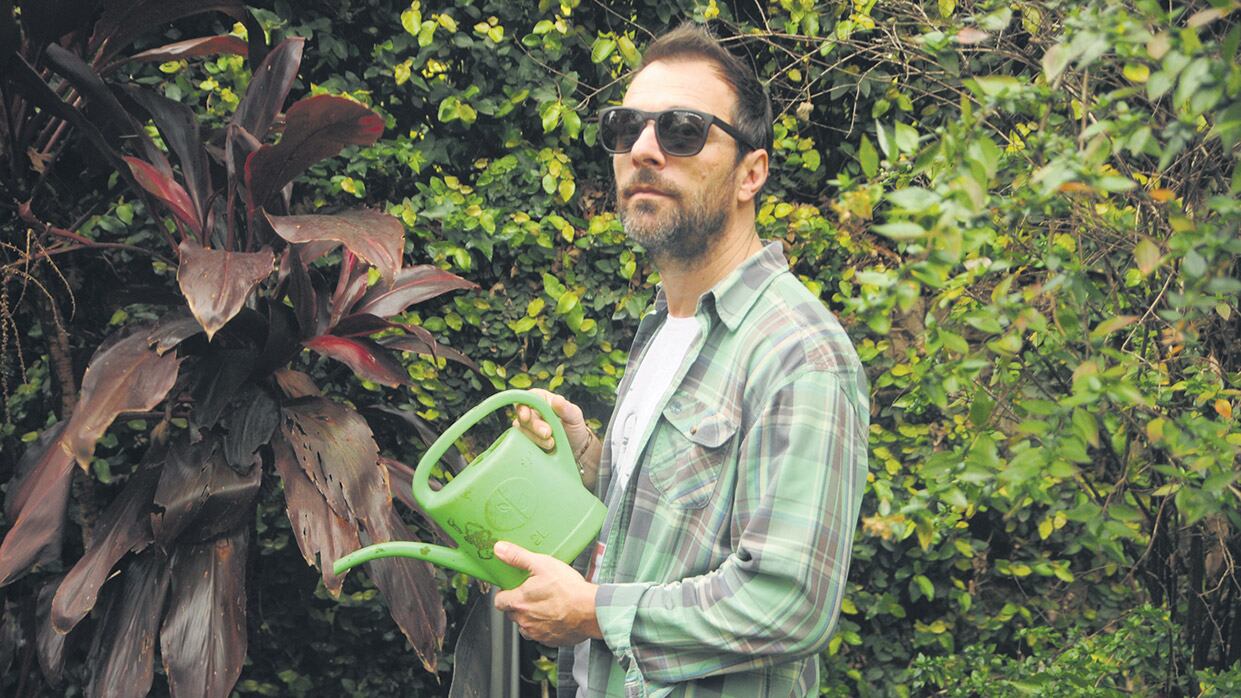 “¡Somos la aplanadora del folk!”, declara Johansen sobre su banda The Nada.