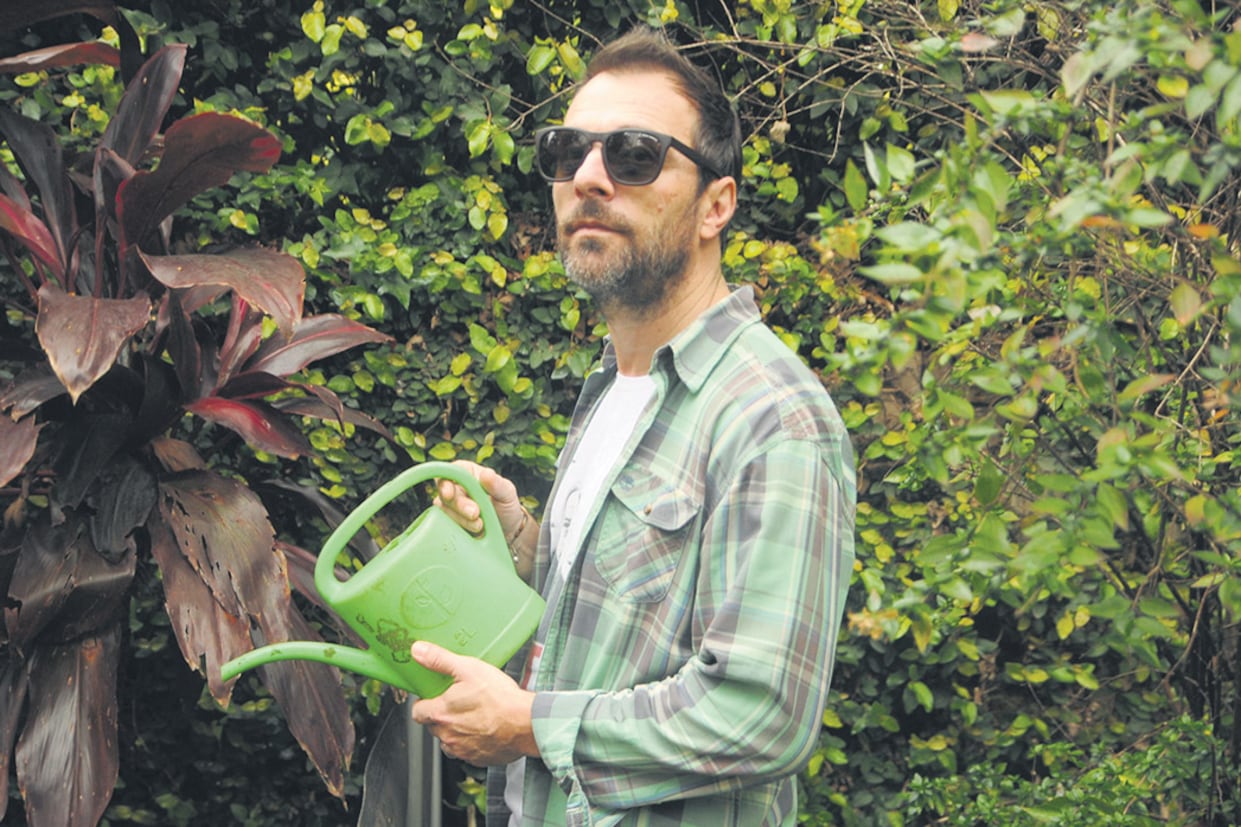 “¡Somos la aplanadora del folk!”, declara Johansen sobre su banda The Nada.