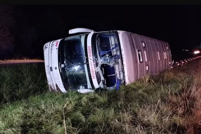 Volcó un micro en la ruta 8 camino a la Ciudad de Buenos Aires
