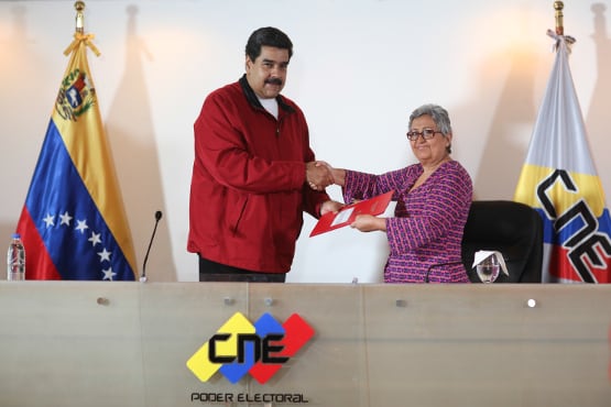 El presidente Nicolás Maduro le entregó la convocatoria a la Constituyente a la titular del Consejo Nacional Electoral, Tibisay Lucena.