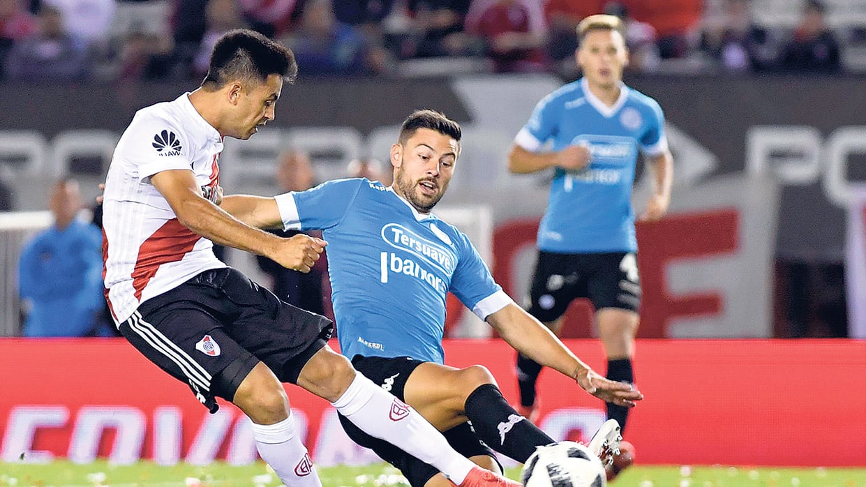 Martínez está a punto de marcar el primer gol de River.