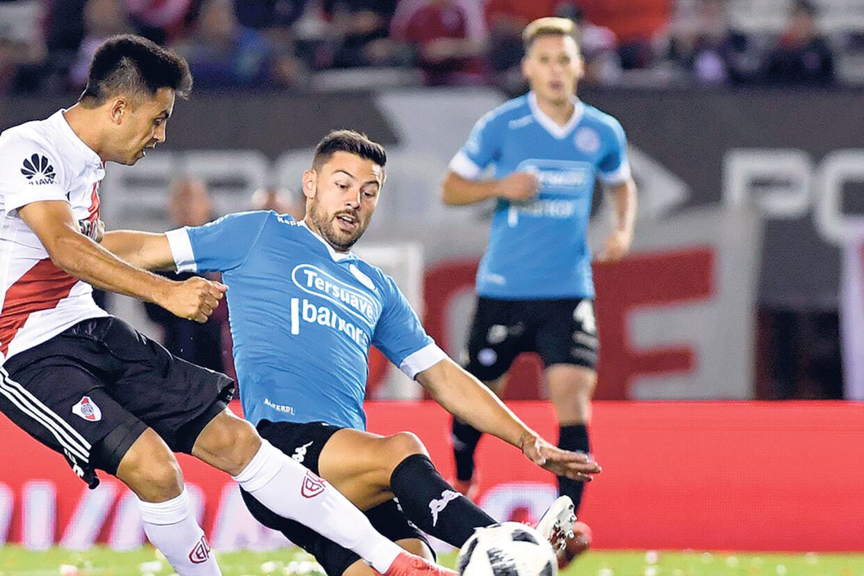 Martínez está a punto de marcar el primer gol de River.