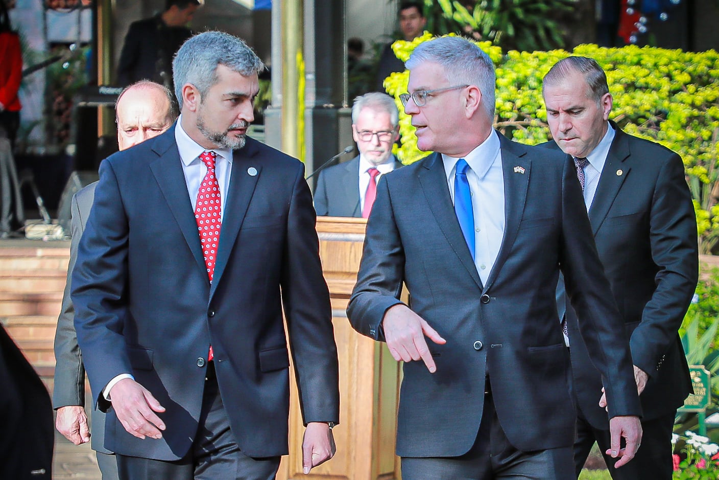 El presidente de Paraguay, Mario Abdo (izq.) y con el embajador de Estados Unidos en Paraguay, Marc Ostfield / Anibal Ovelar, Oficina de Prensa de la Presidencia de la República del Paraguay