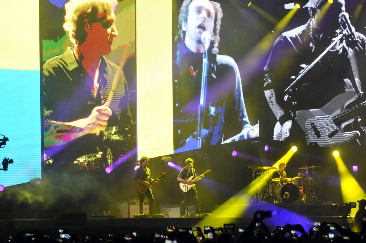 El show tiene momentos emotivos, con los tres Soda Stereo unidos en las pantallas.