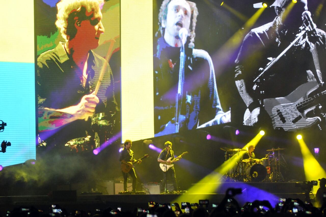 El show tiene momentos emotivos, con los tres Soda Stereo unidos en las pantallas.