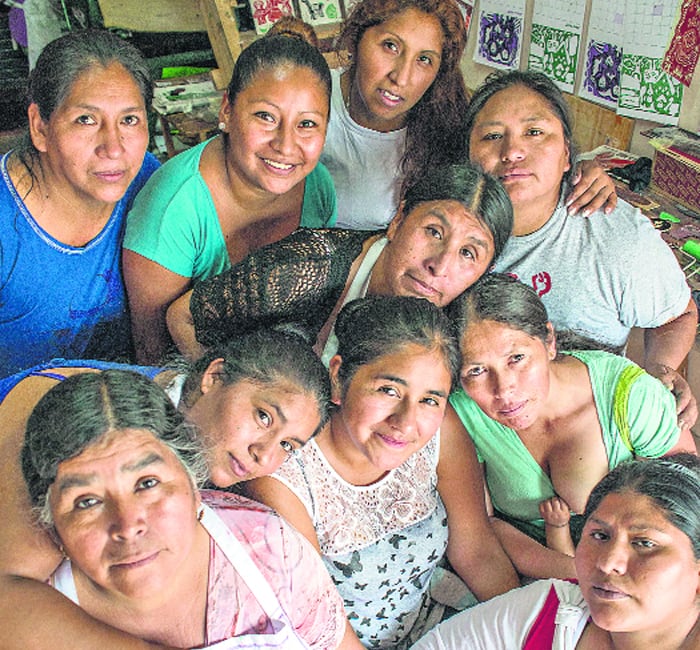 Trabajadoras de la Cooperativa Gráfica  La Voz de la Mujer, de la Federación de Organizaciones de Base, en su taller  de la Villa 20, en Lugano.