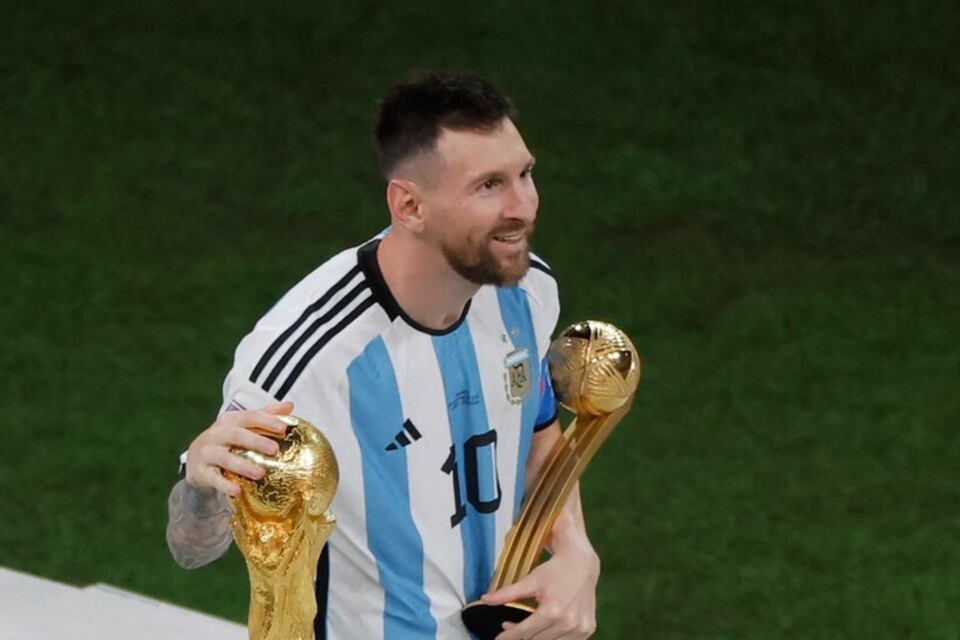 Lionel Messi fue elegido como el mejor jugador de 2022 por la IFFHS y dejó a Kylian Mbappé en segundo lugar. (Foto: EFE)