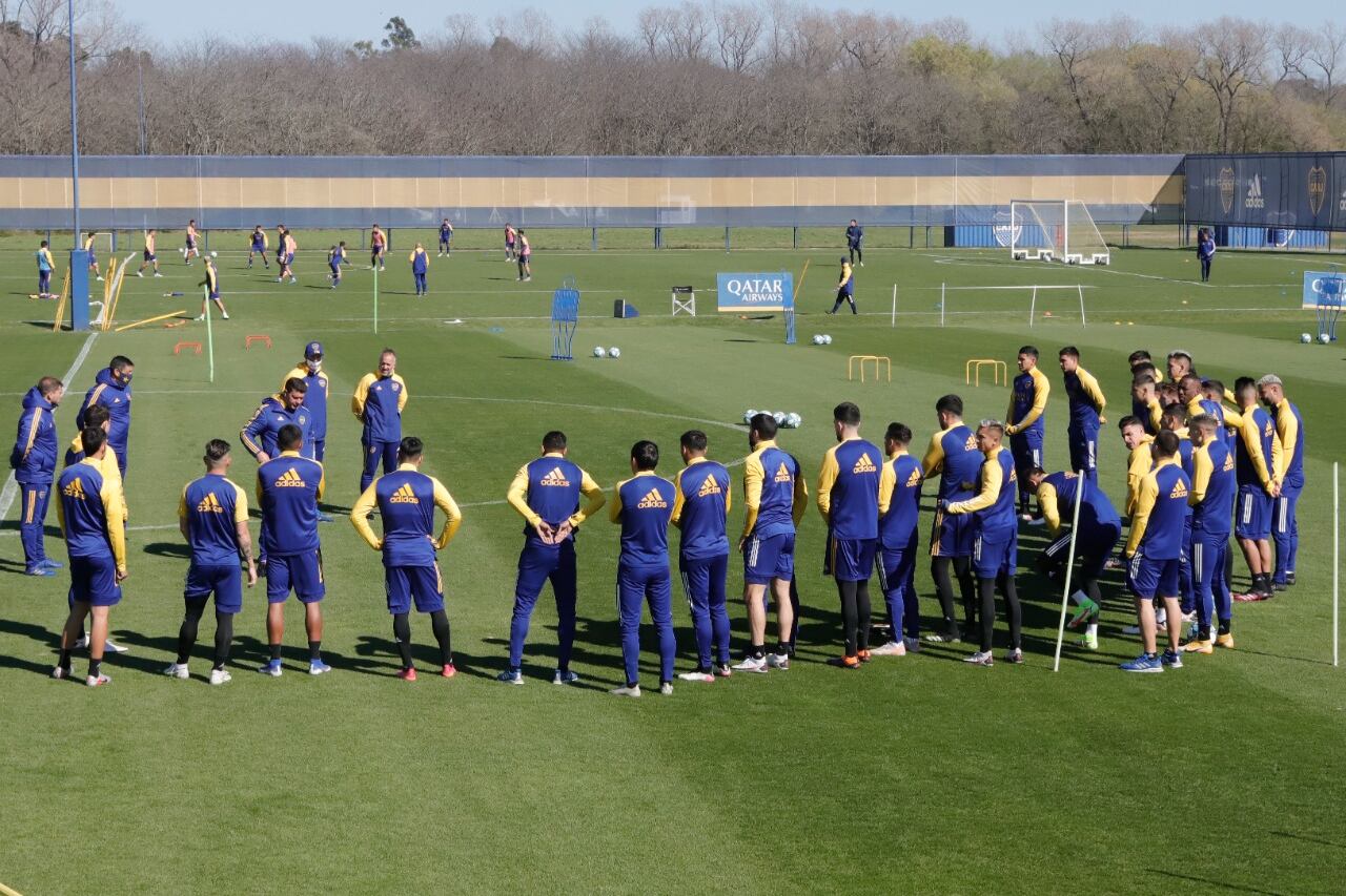 Battaglia y sus dirigidos durante la charla técnica de este martes
