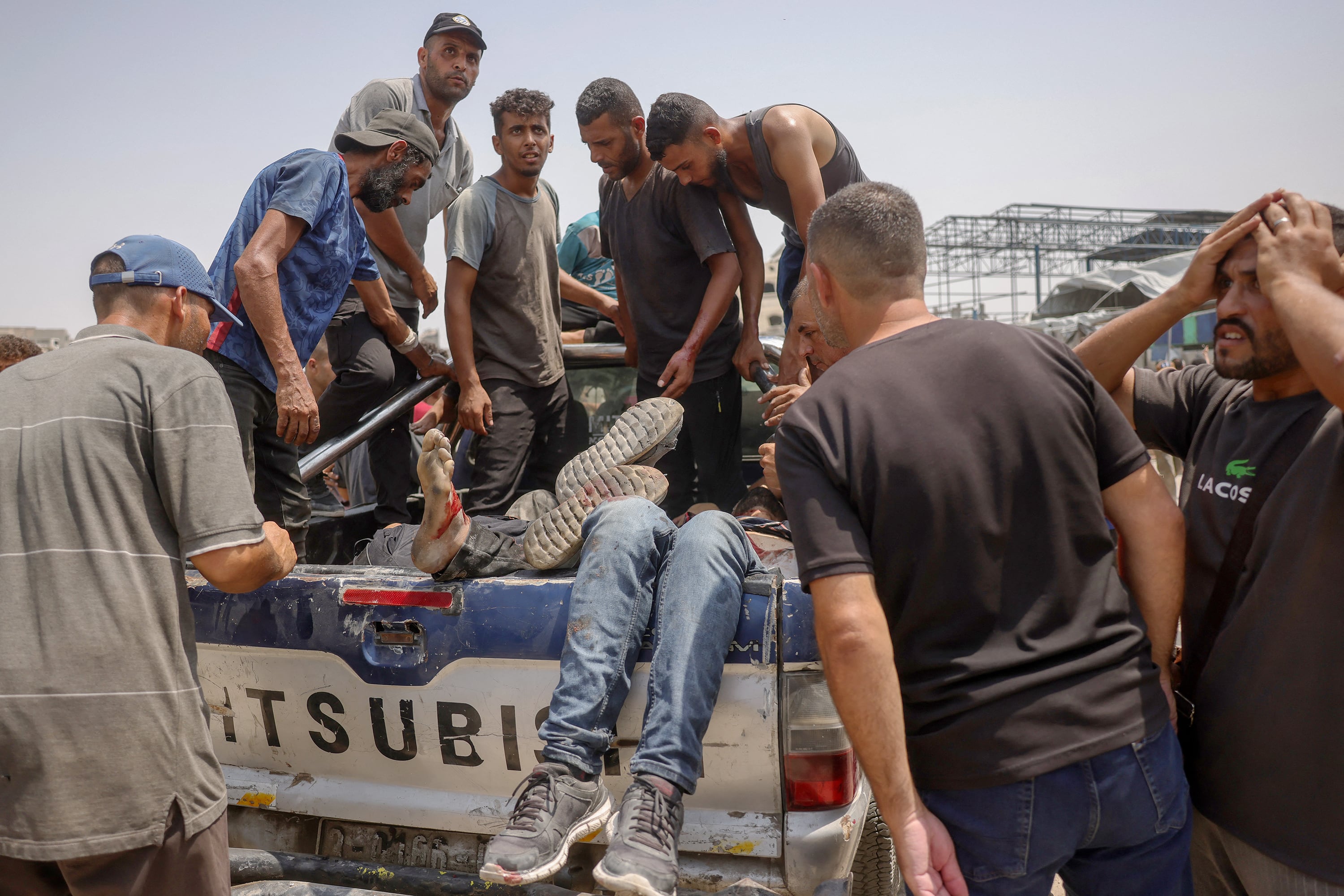 Transportan a víctimas de ataques israelíes en Jablia, Franja de Gaza.