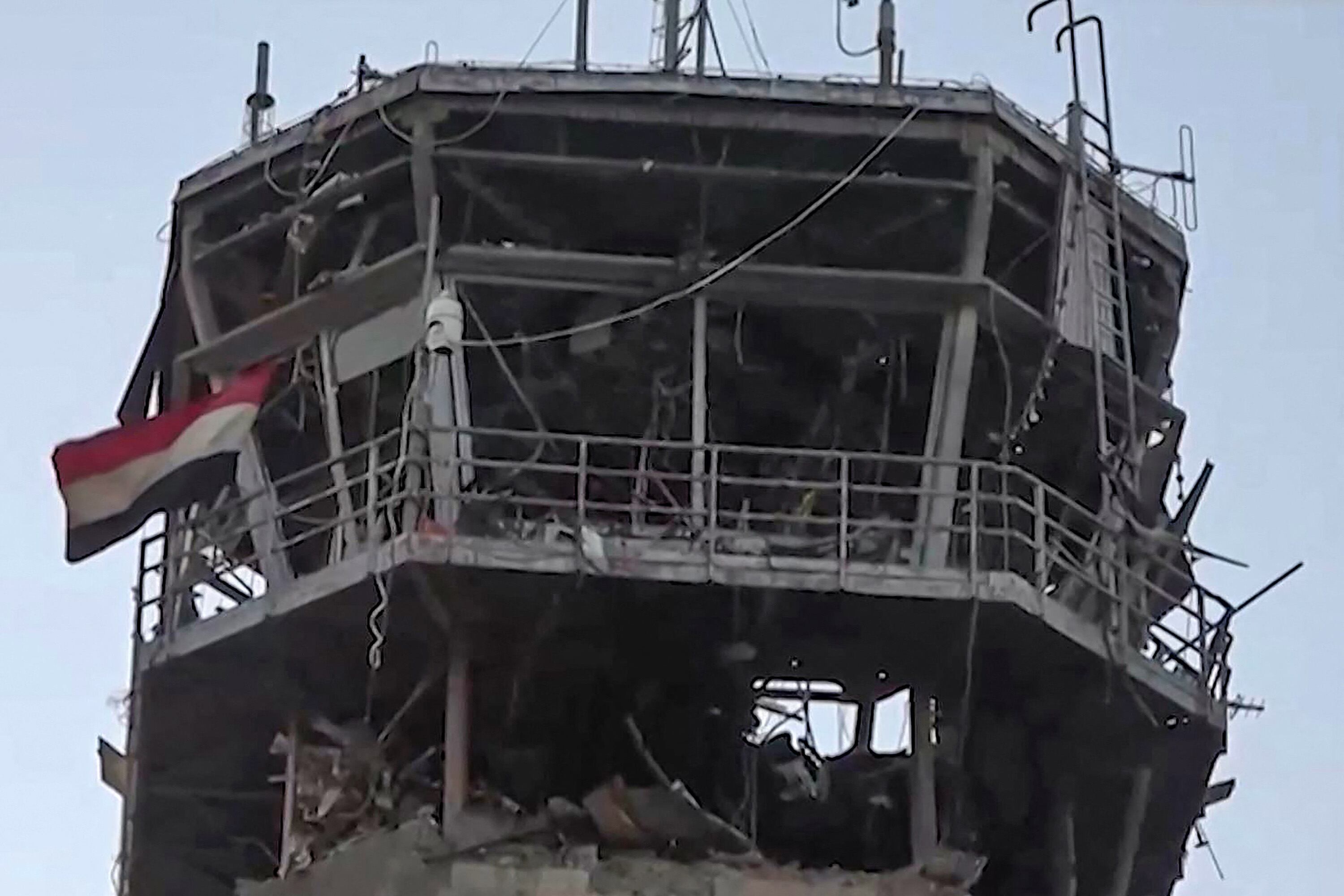 La torre de control del aeropuerto de Saná fue impactada por los ataques israelíes