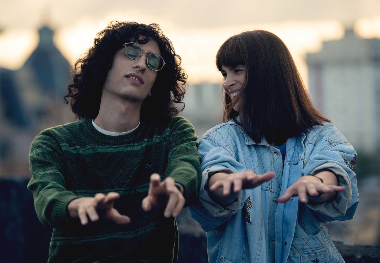 Gaspar Offenhenden interpreta a Fito Páez de joven y Micaela Riera, a Fabiana Cantilo. Imagen: Netflix
