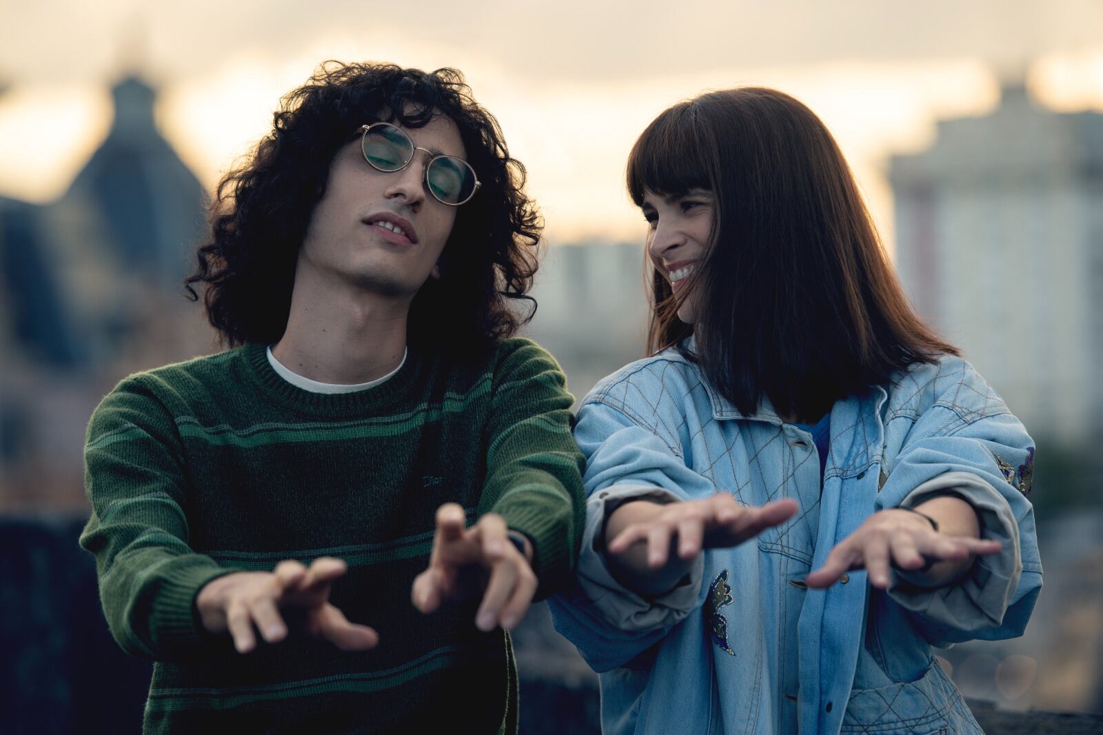 Gaspar Offenhenden interpreta a Fito Páez de joven y Micaela Riera, a Fabiana Cantilo. Imagen: Netflix