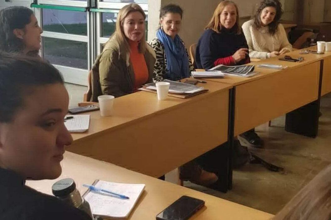 Las referentes de la universidad en la entrega de la propuesta a las candidatas de Creo en Córdoba.