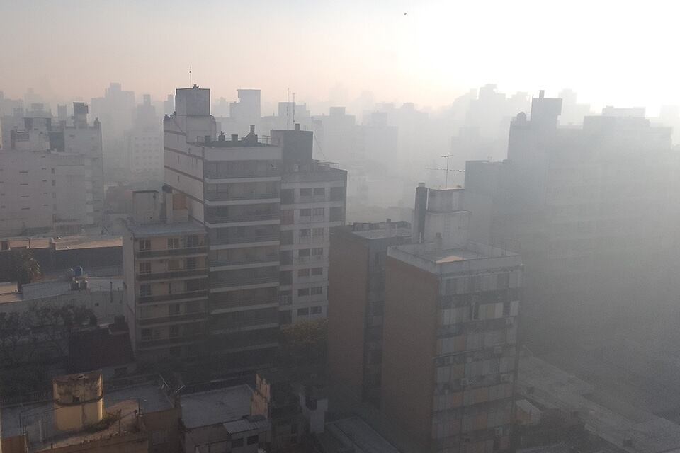 Una imagen que se repite: humo en la ciudad. Javkin expresó su malestar.