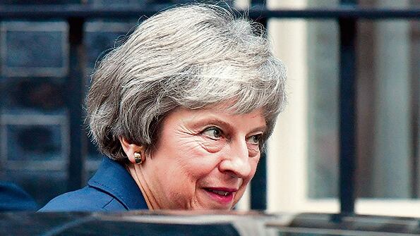 Sin conseguir el respaldo unánime de su gabinete, May abandona 10 Downing Street.