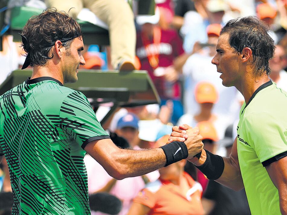 Federer saluda a Nadal tras arrebatarle el título en Key Biscayne.