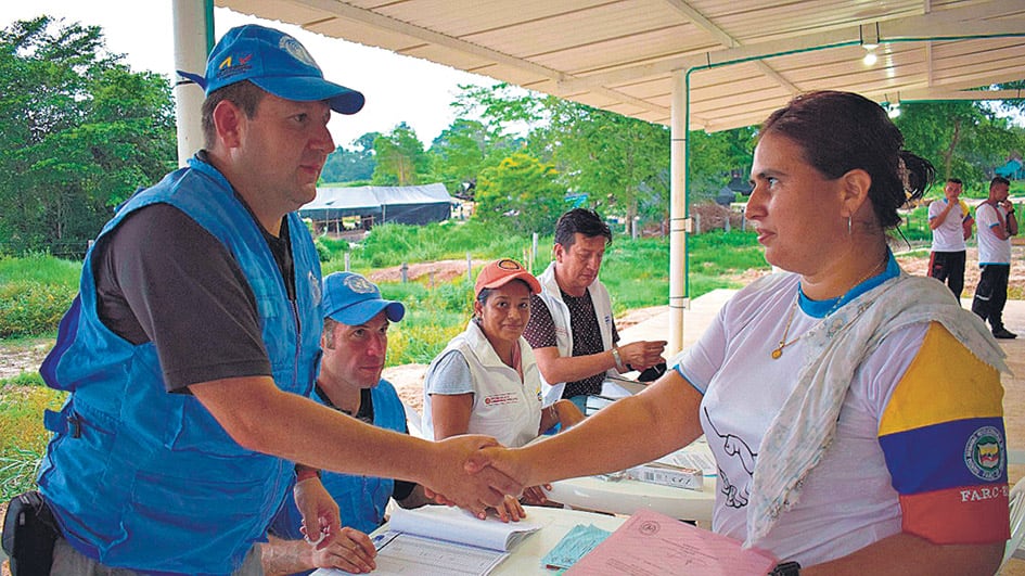 Entrega de credenciales tras la dejación de armas en Caño Indio.