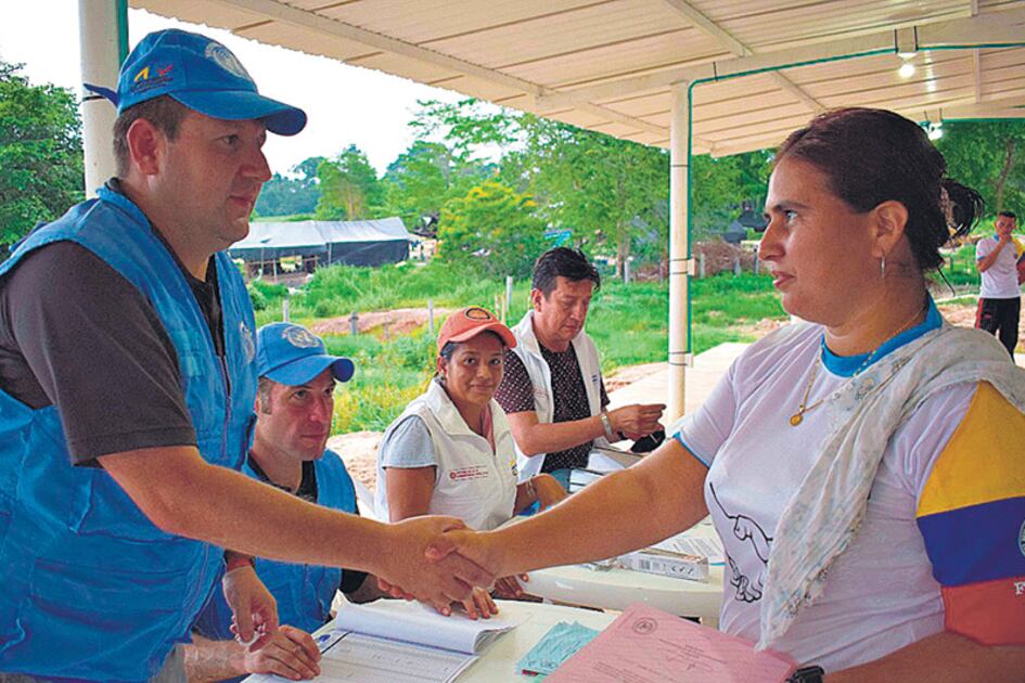 Entrega de credenciales tras la dejación de armas en Caño Indio.