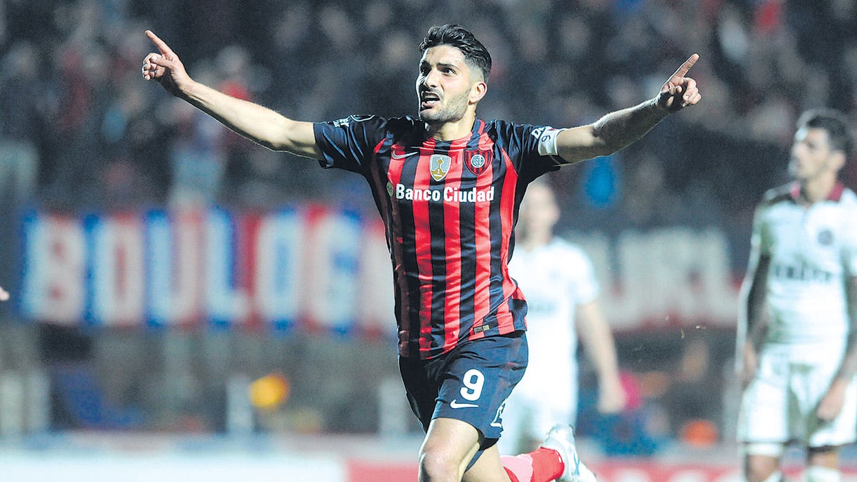 Nicolas Blandi festeja el primero de sus dos goles, convertido en gran forma tras un pase filtrado de Mussis.