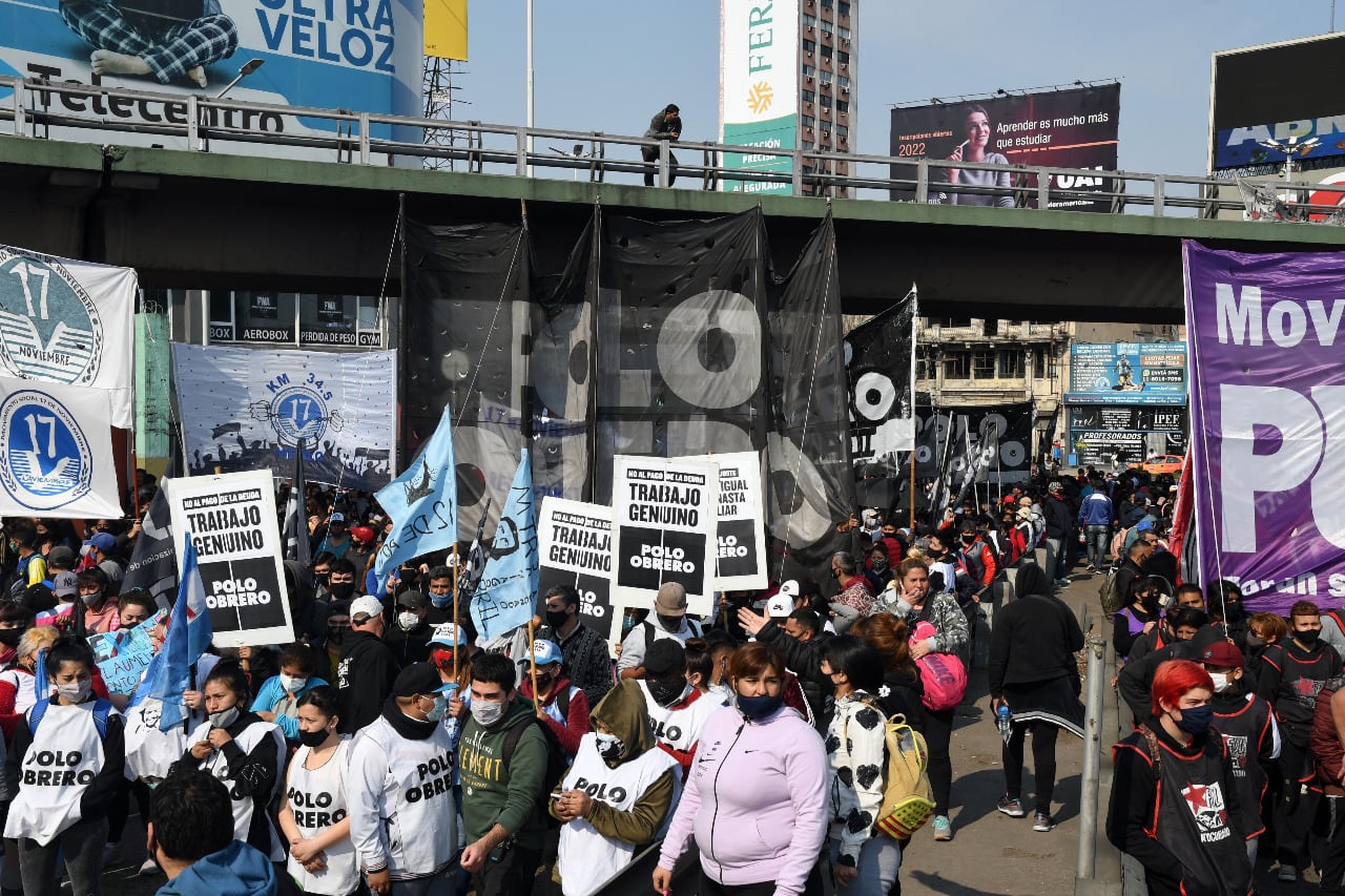 Organizaciones sociales marcharon desde Puente Pueyrredón hasta el Ministerio de Desarrollo Social.