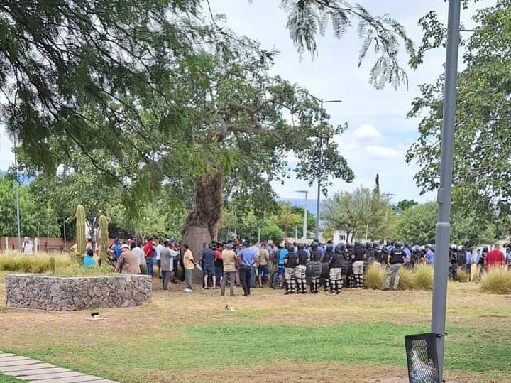 Policías durante el intento de ingreso. 