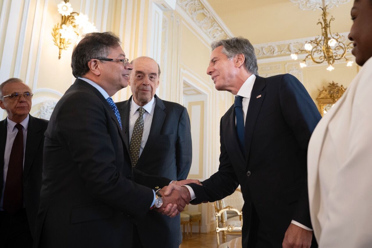 Petro (izq.) saluda a Blinken en la Casa de Nariño. 