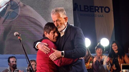 "Carpincho" se abraza a Alberto Rodríguez Saá en un acto político.