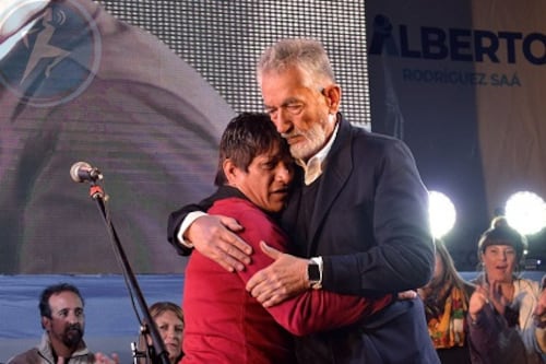 "Carpincho" se abraza a Alberto Rodríguez Saá en un acto político.