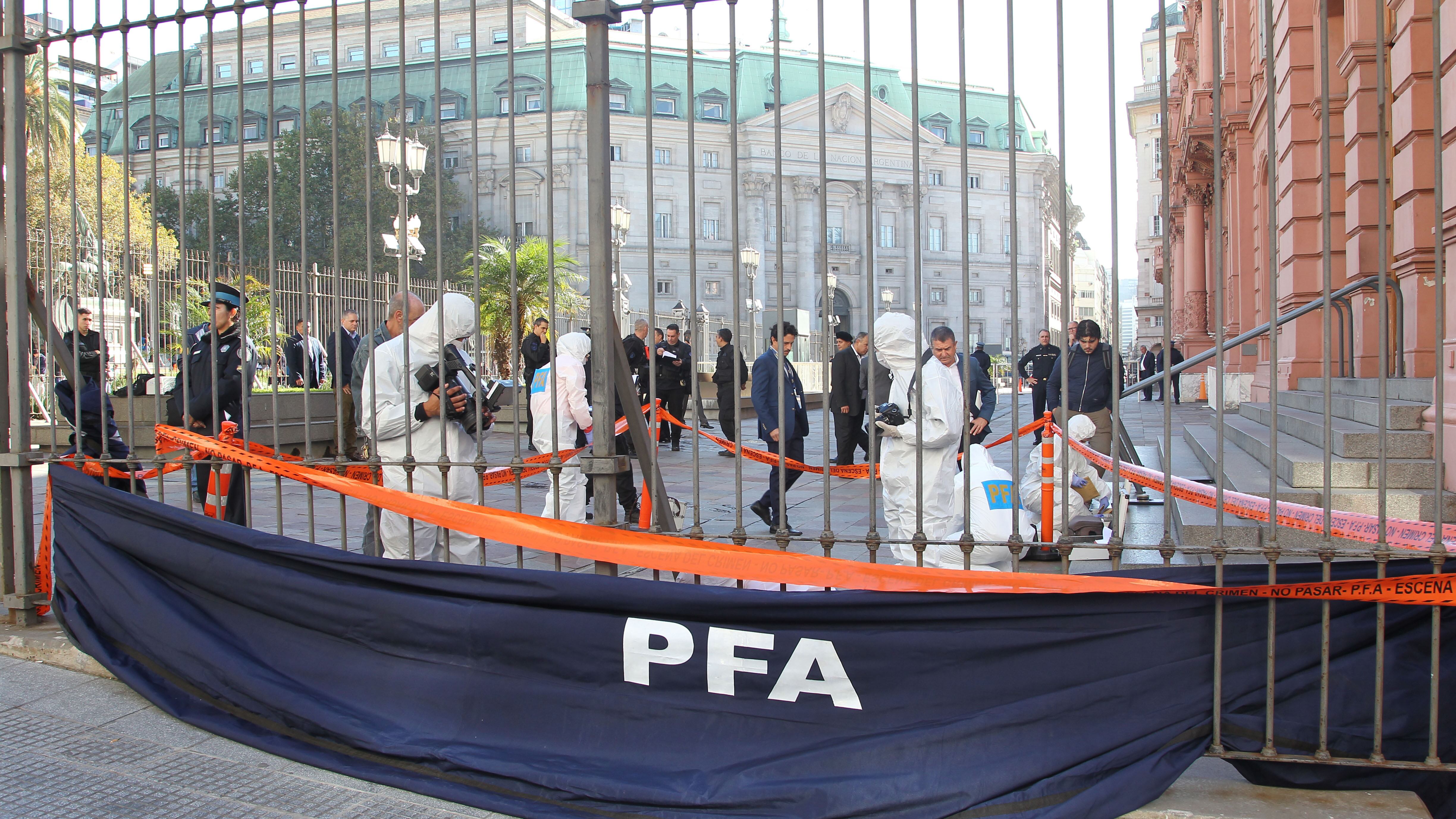 Muñiz arrojó la valija metálica con el arma en el patio de ingreso e intentó escapar.