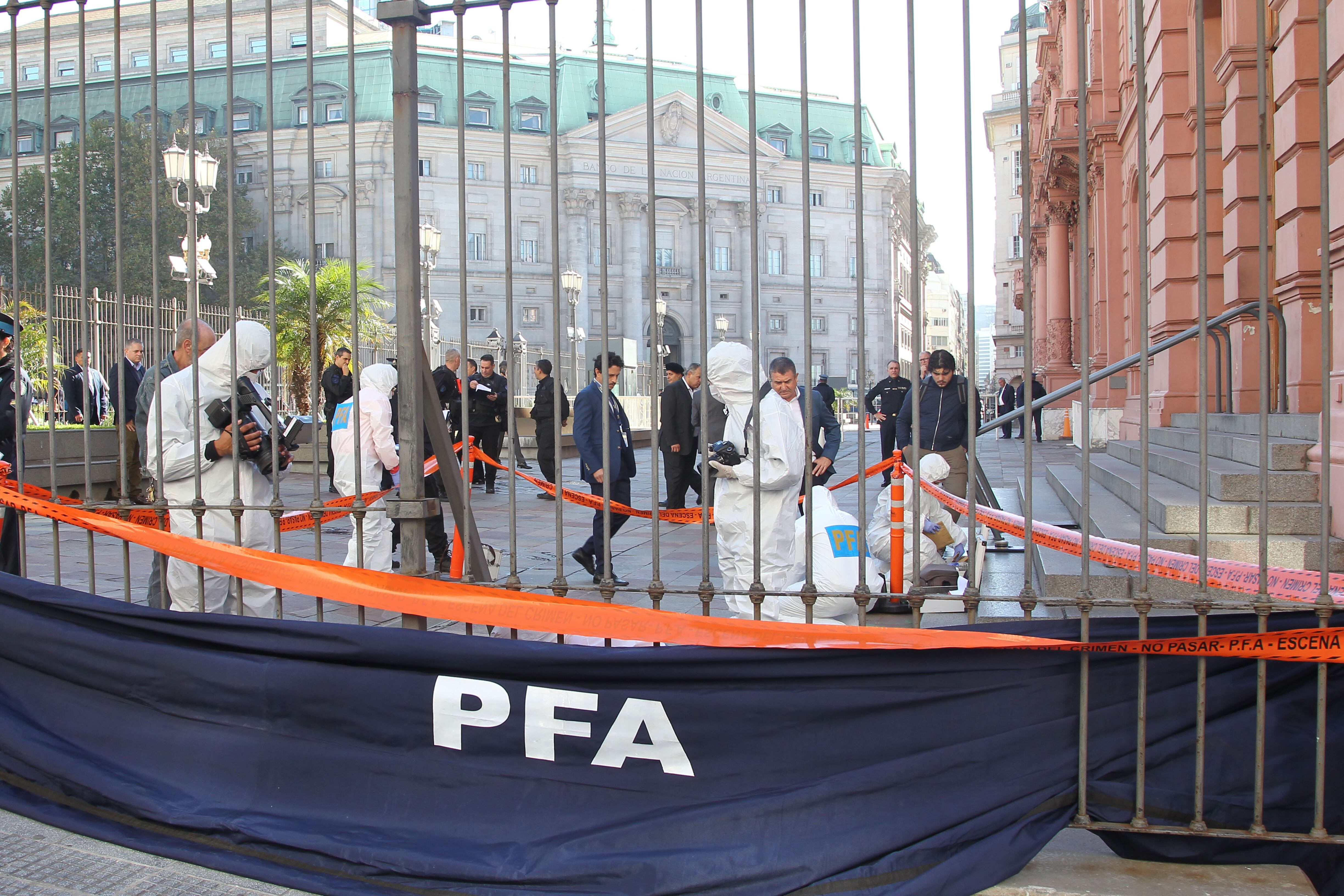 Muñiz arrojó la valija metálica con el arma en el patio de ingreso e intentó escapar.