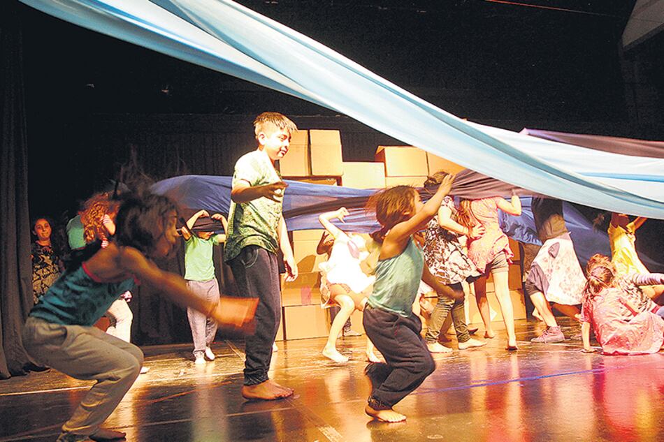 Los integrantes del taller ideado por Fernando Rosen mostrarán Ciudades de cartón, su primer espectáculo, dirigidos por César Brie. Se trata de chicos que viven en barrios vulnerables del partido de San Martín. Más adelante habrá funciones en otras sedes.