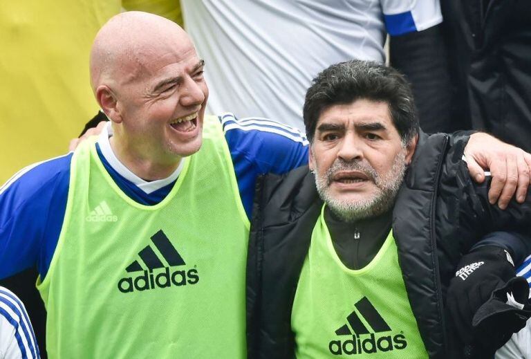 Maradona junto a Infantino, el mandamás de la FIFA.