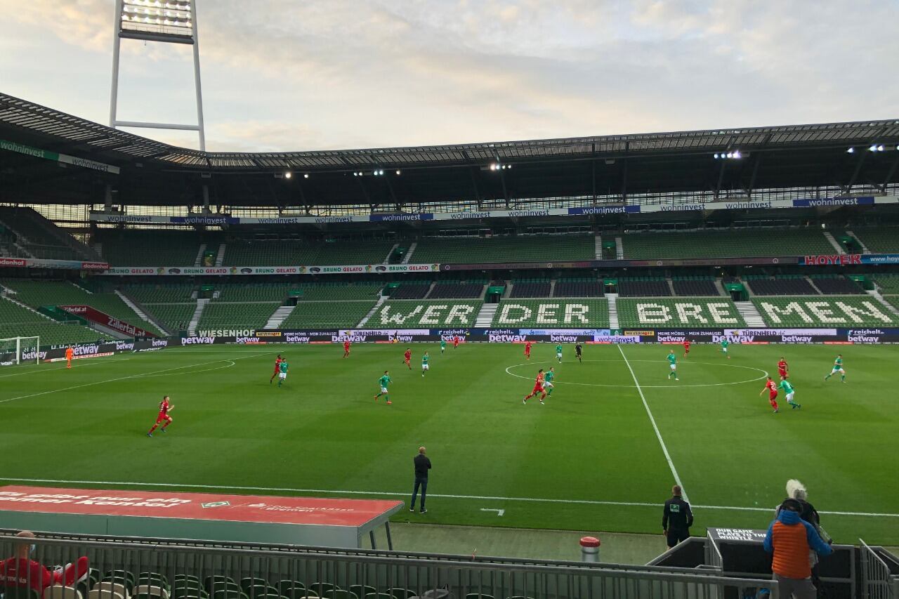 Bremen (1) vs. Leverkusen (4). En la pantalla, esas tribunas podrían verse repletas.