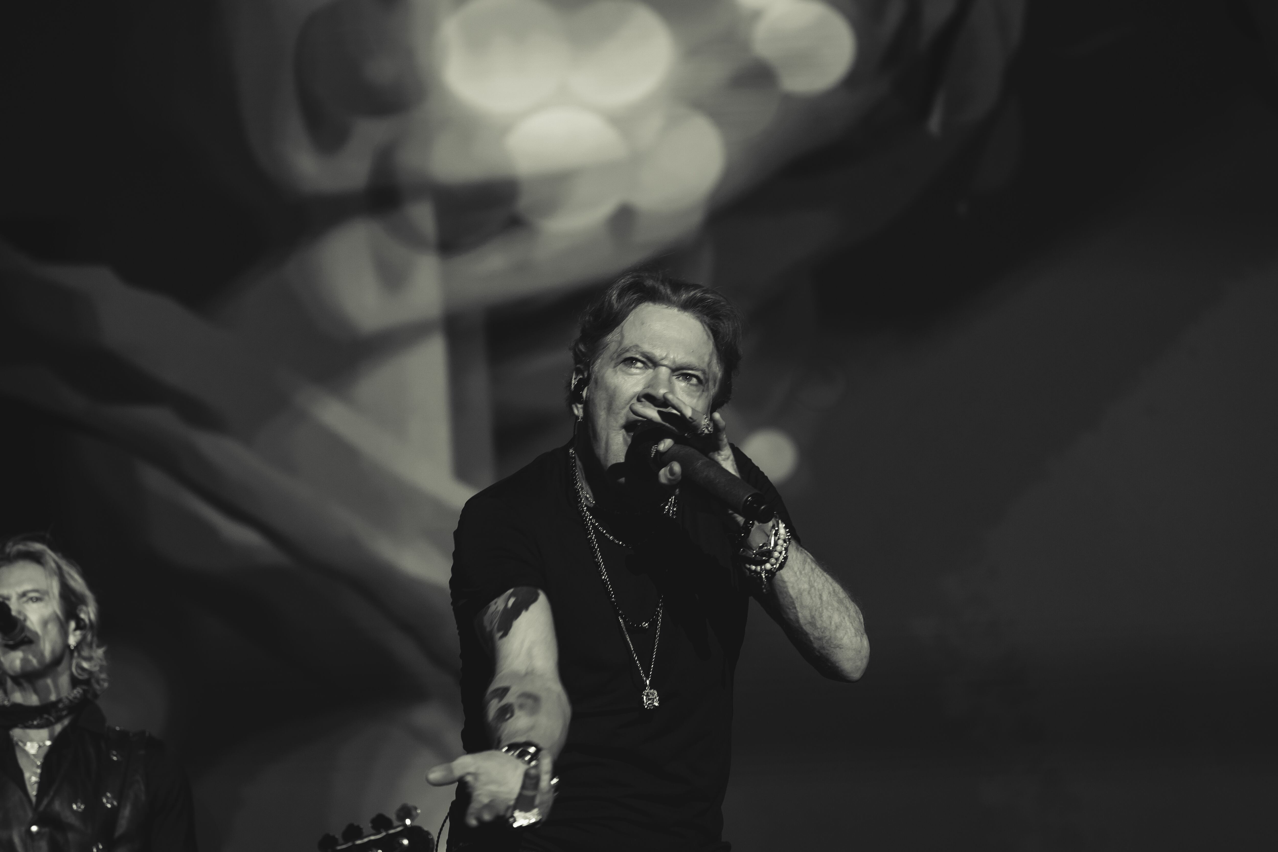 Axl Rose cumplió 40 años al frente de la banda de Los Angeles