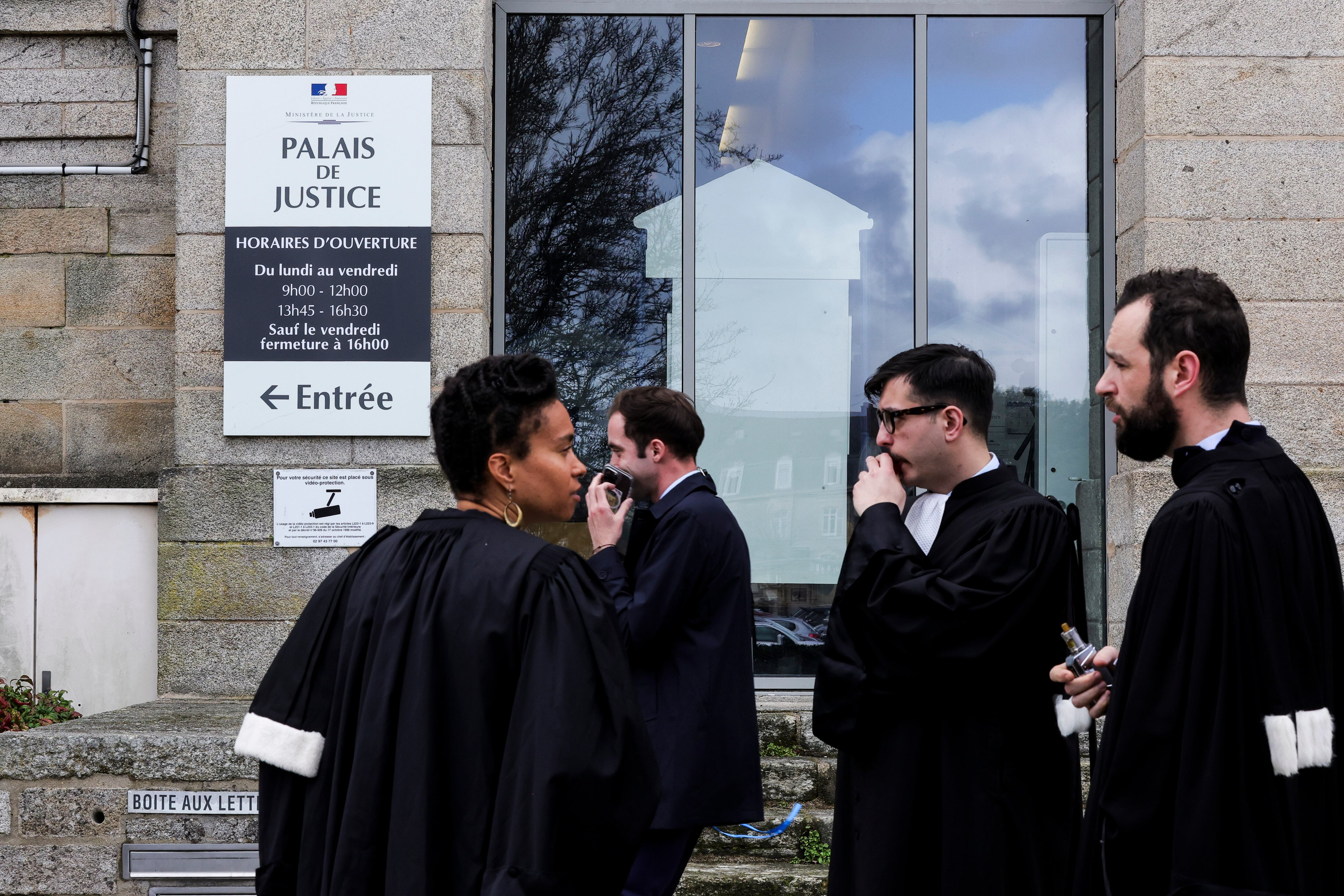 Los abogados se toman un descanso durante la primera jornada del juicio de Joel Le Scouarnec en Vannes, Francia