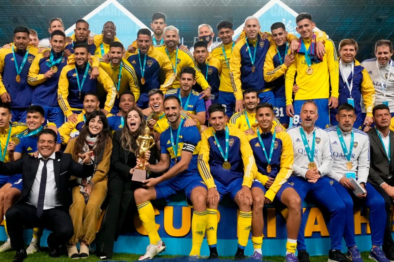 El plantel xeneize junto a Dalma, Gianinna y Lalo posan con el excelente trofeo maradoniano que regaló el amistoso