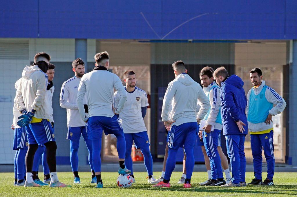 Ibarra, DT interino de Boca, conversa con sus dirigidos de cara al clásico ante San Lorenzo