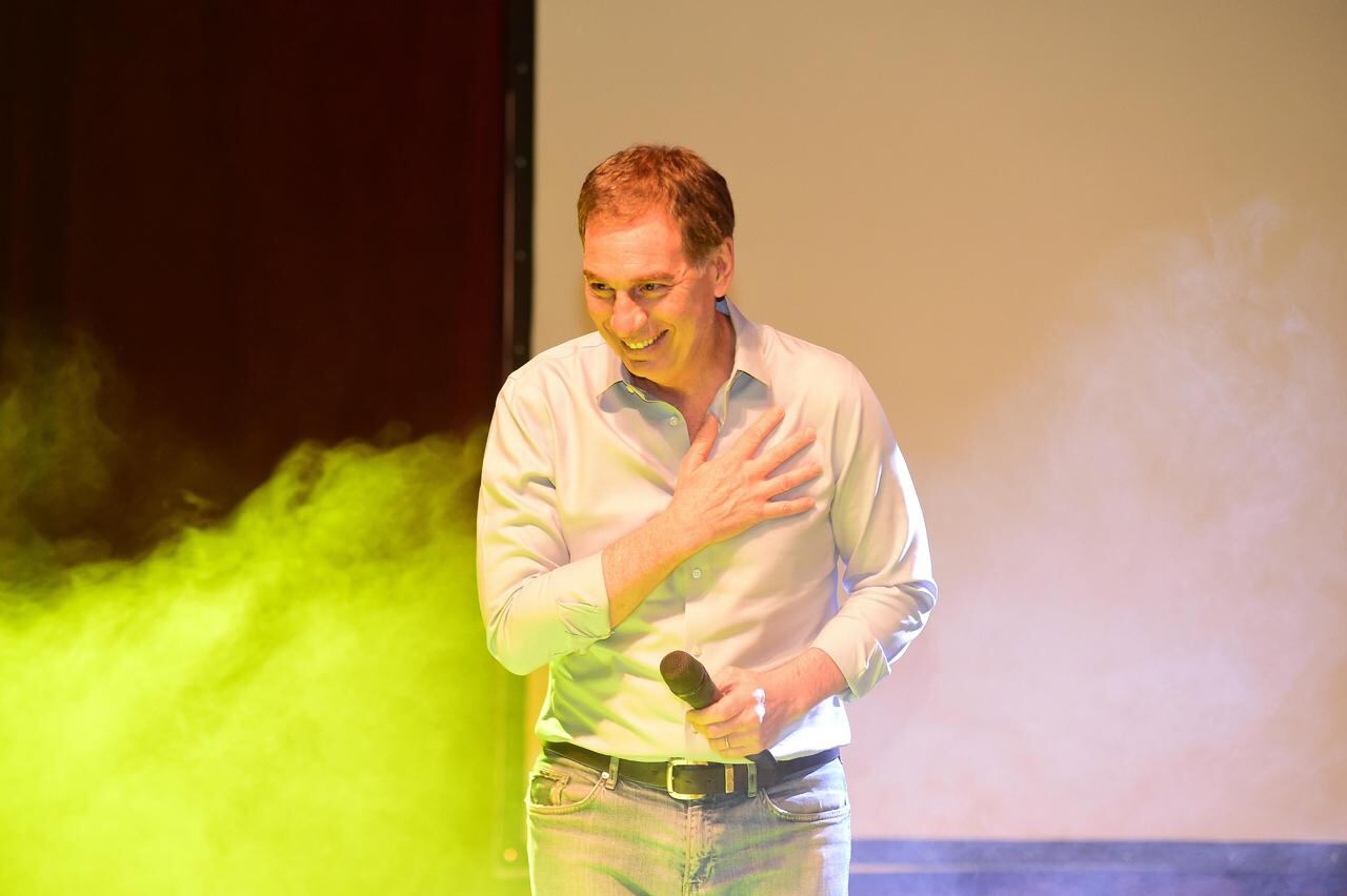 El humo amarillo volvió a los actos de Santilli, que en La Plata se guardó el violeta.