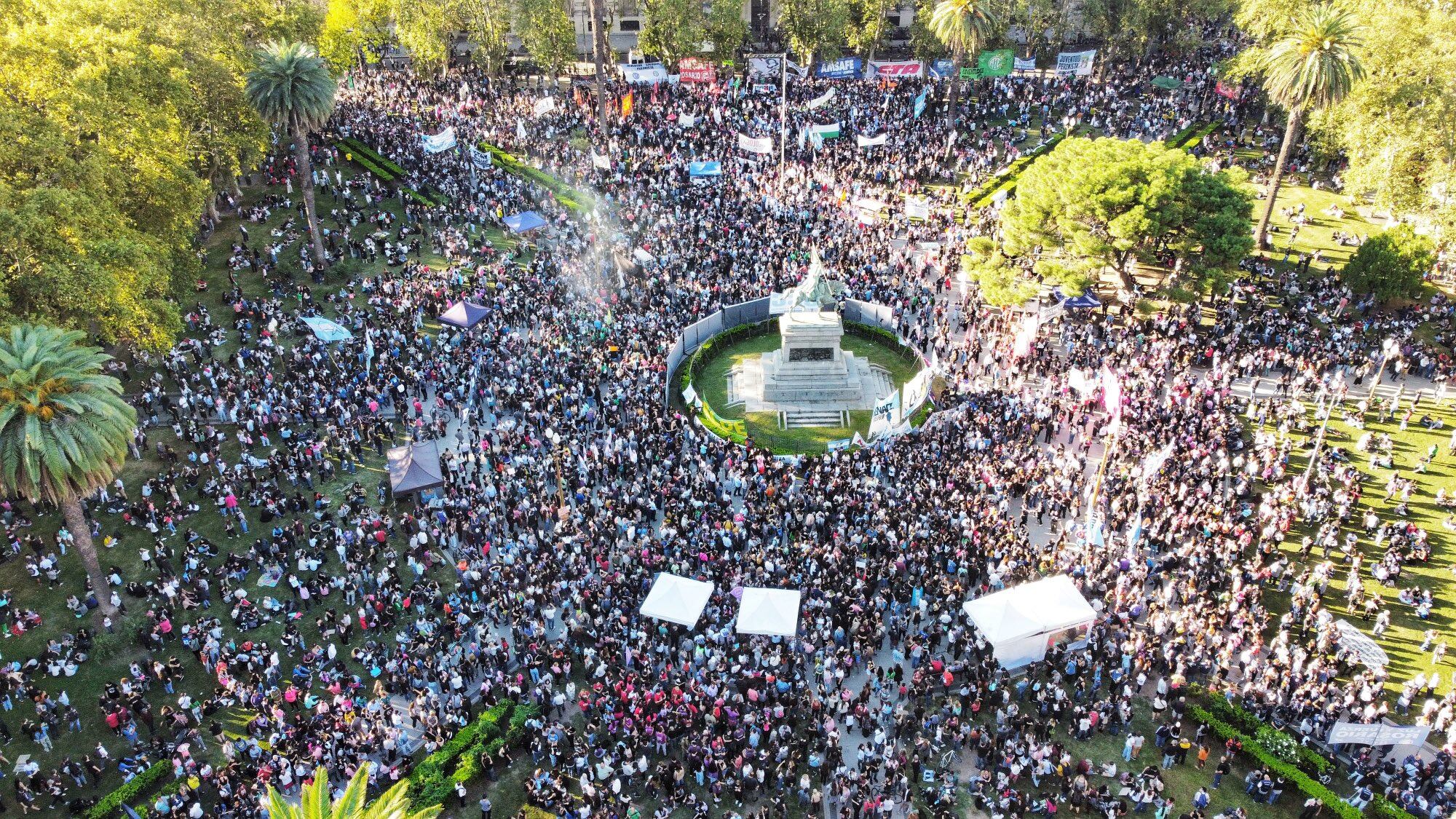 La Plaza San Martín de Rosario, escenario de una gran marcha a favor de la educación pública.