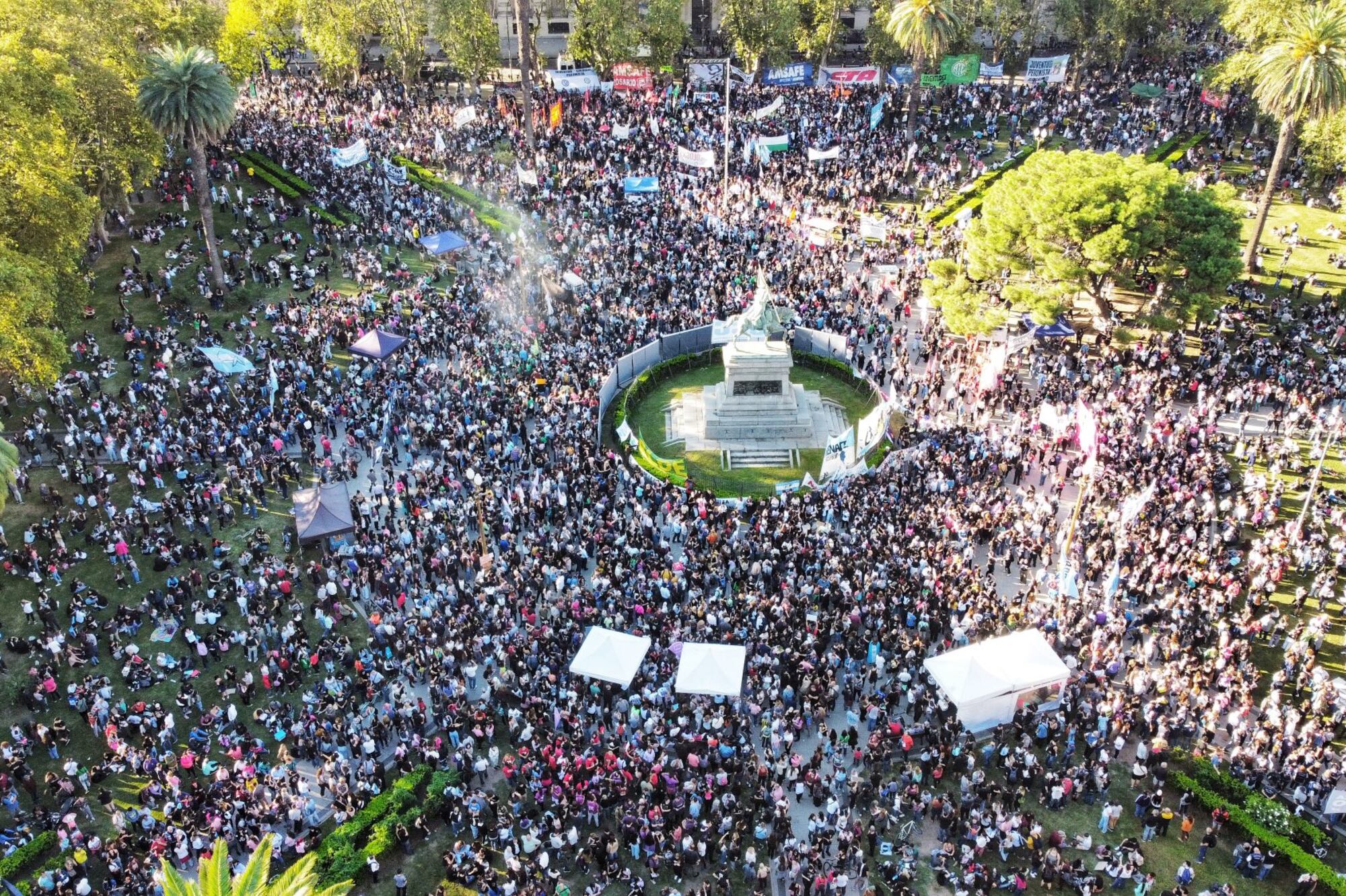 La Plaza San Martín de Rosario, escenario de una gran marcha a favor de la educación pública.