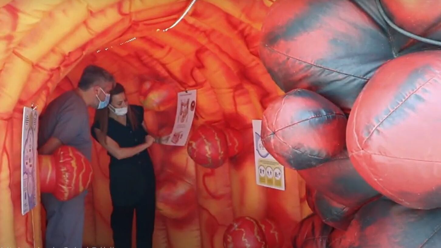 Somoza guia una visita en el colon inflable