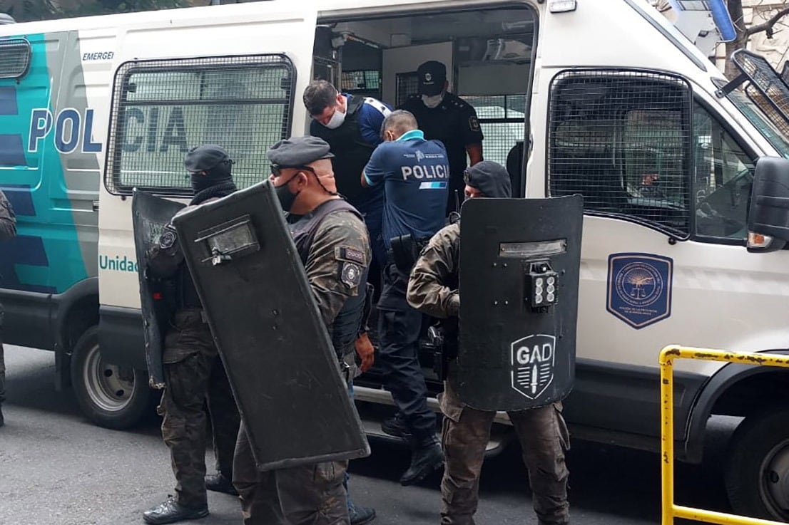 Mientras tanto, Joaquín "El Paisa" Aquino fue procesado con prisión preventiva en el marco de otra causa, al igual que otros seis presuntos integrantes de su banda, por "tráfico y comercialización" de estupefacientes.