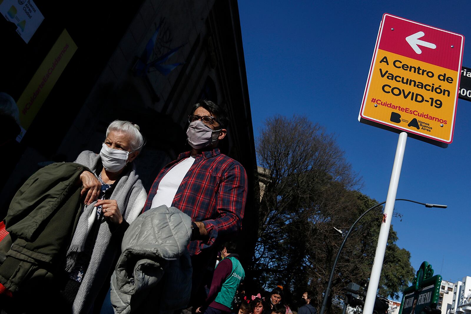 En provincia de Buenos Aires la inoculación es libre, por lo que las personas que estén comprendidas en este esquema pueden acercarse a los centros de vacunación y aplicarse la segunda dosis de refuerzo.