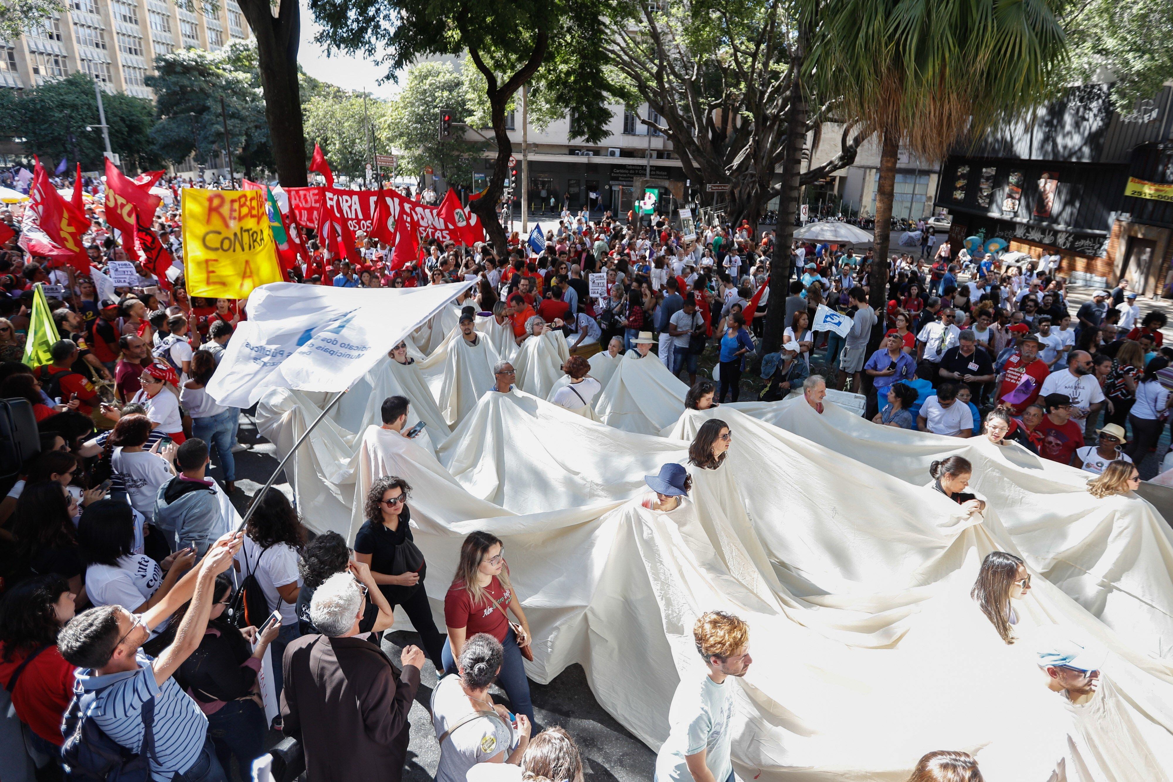 El primer paro contra Bolsonaro tiene alto acatamiento.