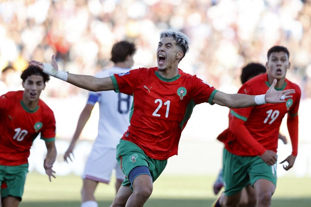 Gessime Yassine festeja el 3-1 marroquí. Lo sufre Benjamín Cremaschi, capitán yanqui.