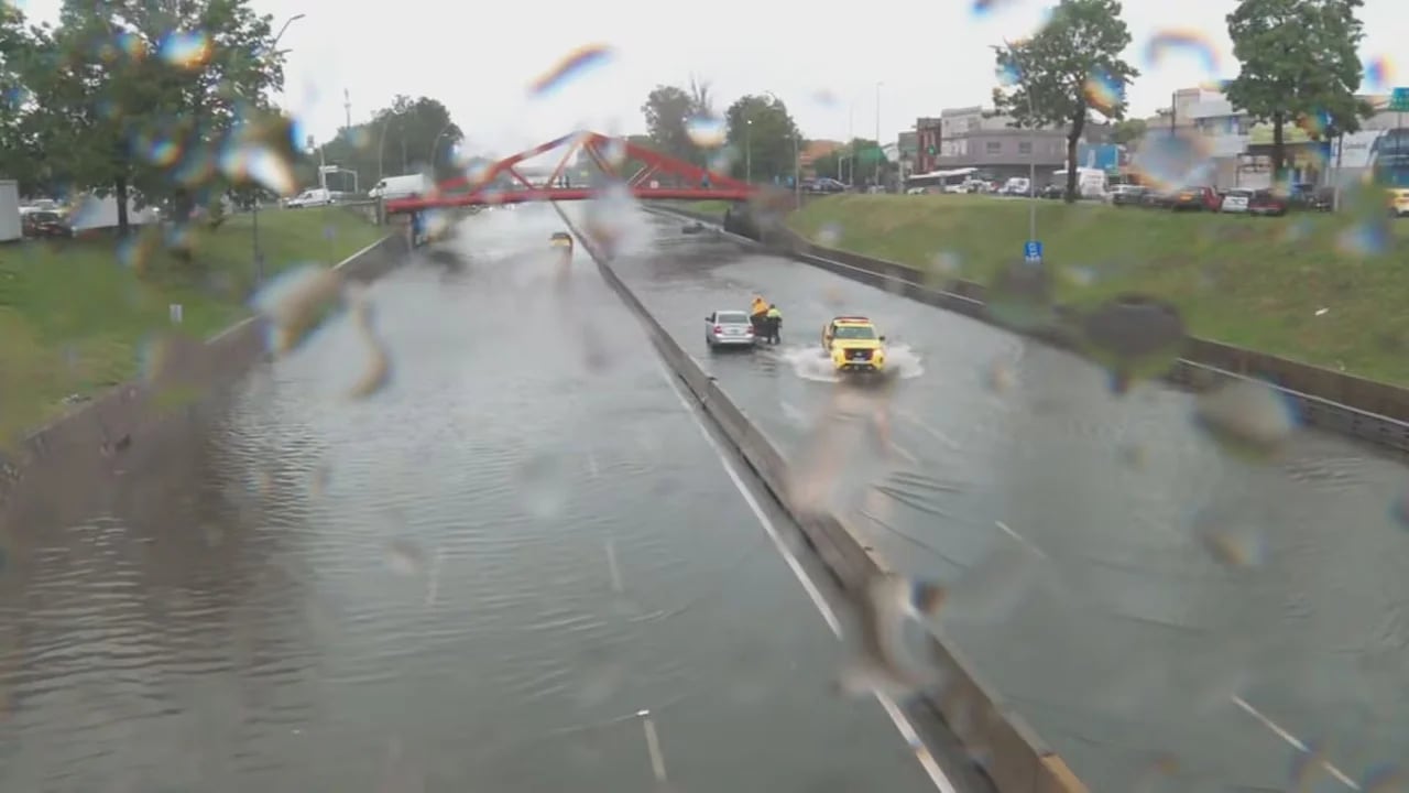 Una imagen de la General Paz anegada.