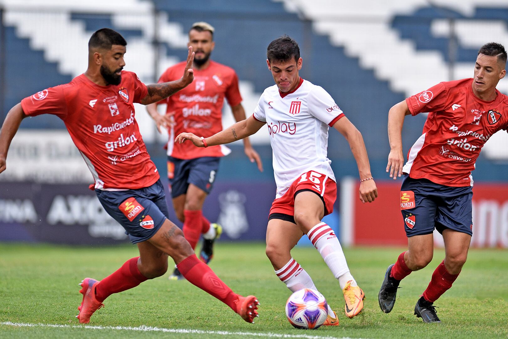 El zurdo Franco Zapiola intenta ante la marca de Gonzalo Gamarra